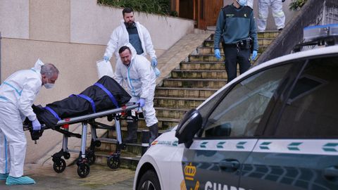 Operativo de limpieza y retirada del cad�ver del hombre con di�genes que apareci� muerto en un piso de Oleiros