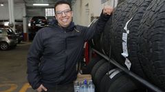 El emprendedor marroqu�, de 36 a�os, en Milauto, taller con clientes entre Foz y Ortigueira