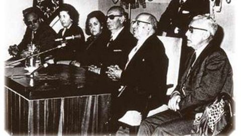 <span lang= gl >Na fotograf�a aparece falando Otero Pedrayo, o segundo desde a dereita franqueado�� s�a</span><br /><span lang= gl >esquerda polo alcalde Antonio Meir�s Go�s, en primeiro plano, e pola dereita por Paco Fanego</span><br />1974. Fotograf�a: cortes�a da Xunta de Confrar�as da Semana Santa de Viveiro