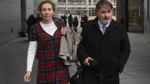 La abogada del padre de los menores, Elena Gonz�lez Mart�nez (i), y el abogado de la madre de los menores, Javier Guillermo Pereira (d), en la Audiencia de Oviedo