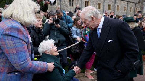 Carlos III saludando a las personas que acudieron a Windsor