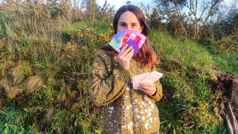 Sara Donoso, con el juego de cartas Itinaya