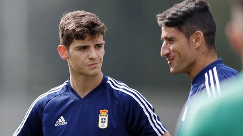 Riki junto a Sa�l Berj�n durante el entrenamiento del martes