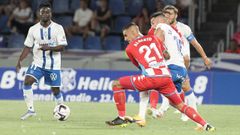 El defensa rojiblanco Alberto, autor del gol, luchando contra un rival