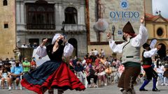 Grupos folcl�ricos amenizan a los turistas en la plaza de la catedral de Oviedo