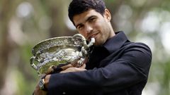 Alcaraz, en la sesi�n de fotos junto al Royal Exhibition Building, con la Norman Brookes Challenge Cup conquistada. 
