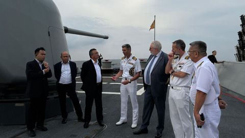 El comandante de la M�ndez N��ez, en el centro, con autoridades militares y civiles de Malasia. 