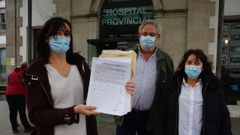 Mar�a Ferrero (Prosagap), Enrique Marra-L�pez (CESM) y Sonia Gonz�lez (Co.Bas), este mi�rcoles tras registrar las firmas en el Hospital Provincial de Pontevedra
