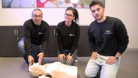 De izquierda a derecha, �scar Cosido, investigador del Departamento de Inform�tica de la Universidad de Oviedo; Laura Men�ndez Mato, de la startup UPintelligence; y Jorge Blanco Prieto, investigador predoctoral en la Universidad de Oviedo