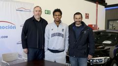 Tra Holder, flanqueado por H�ctor Gal�n y Pablo Alvela en las instalaciones de Vayper Automoci�n
