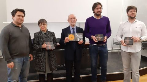 Presentaci�n de la  Colecci�n Ren� de Coupaud y Tres Misas de Gaita. Entre la tradici�n y la conservaci�n del patrimonio asturiano. de izda a dcha. viuda e hijo de Ren� de Coupaud, Jes�s Men�ndez Pel�ez en representaci�n de la Fundaci�n Vald�s Salas, entidad colaboradora, Alberto Ferrao, concejal de Educaci�n y Cultura, y Edu Garc�a Salue�a del Taller de M�sicos.