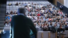 Los celadores debaten sobre su futuro profesional