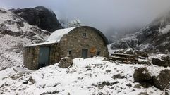 El refugio del Jou de los Cabrones, en Picos de Europa, nevado en septiembre.El refugio del Jou de los Cabrones, en Picos de Europa, nevado en septiembre