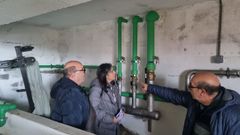 C�sar P�rez Ares durante su visita al IES Beade en febrero para comprobar el estado de las tuber�as.