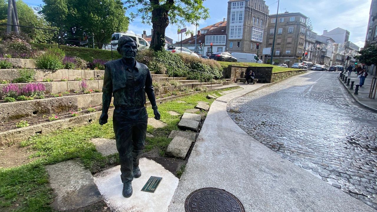 Limpian en solo 24 horas la escultura de Moncho Reboiras y el PP afea al BNG que viva «máis pendente dos seus símbolos» que de los problemas de Santiago