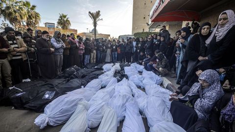 Cadveres de palestinos en la ciudad de Deir al Balah, en el centro de la Franja de Gaza.