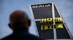 Activistas de Greenpeace pasan 11 horas en lo alto de las torres KIO