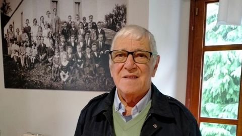 El hijo de Rafael, ante una foto de su padre con sus alumnos.