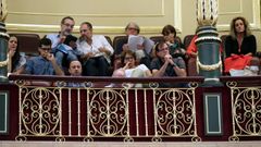 Miembros de los Consejos de Informativos de RTVE en la tribuna del Congreso donde han asistido al pleno que hoy ha aprobado la modificaci�n de la Ley que establece el sistema de elecci�n del presidente y el Consejo de Administraci�n de RTVE
