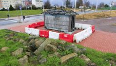 El deterioro avanza en el h�rreo, depositado a ras de suelo y rodeado por barreras de obra. 