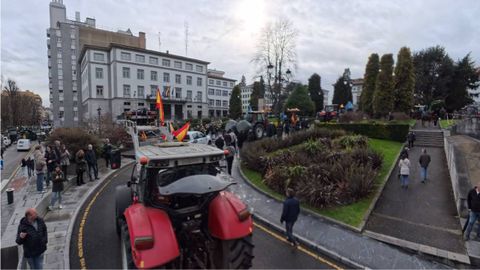 As� fue la tractorada en Oviedo convocada por URA, USAGA, COAG y ASAJA contra el acuerdo de libre comercio entre la Uni�n Europea y los pa�ses del Mercosur