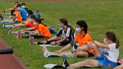 Atletas entrenan en las instalaciones deportivas de San Lazaro en Oviedo