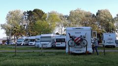 Autocaravanas en el aparcamiento municipal de Boiro

