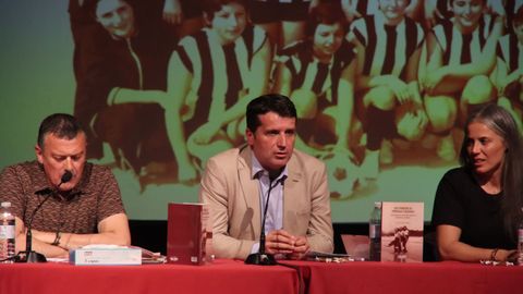 PRESENTACION DEL LIBRO DAS PIONEIRAS AS PRIMEIRAS FEDERADAS DE ANTON RODRIGUEZ GALLARDO EN LA CASA DE CULTURA