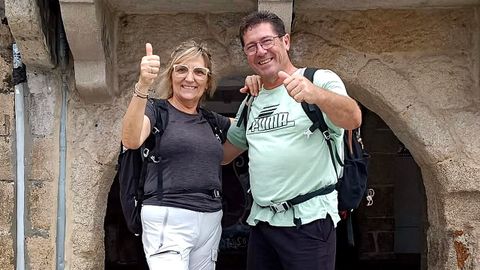 Mar�a Amparo y Pepe, una pareja de Alicante que empez� ayer el Camino Portugu�s por la Costa desde Baiona.