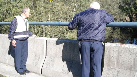 Jos� Manuel Carreira, a la izquierda, en una intervenci�n en la Ponte dos Novos.