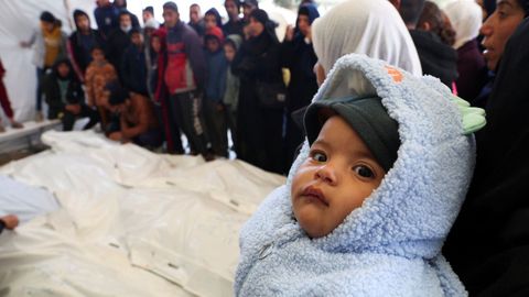 Un nio mira a la cmara durante el funeral por los palestinos muertos tras los ataques israeles al hospital de Naser