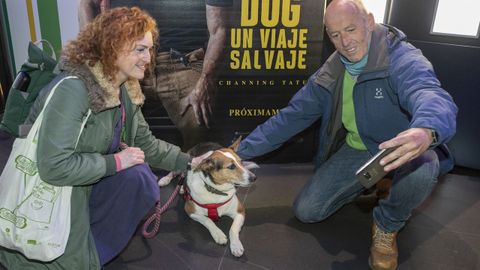 Una pareja se fotograf�a junto a su perra antes de entrar a la sala de cine.