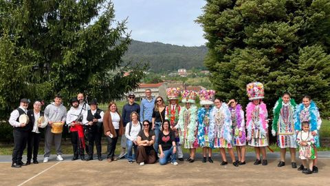 Actuaci�n del grupo de Madamas e Gal�ns para profesorado de Suecia y Francia visitante en el CPI do Toural, en Vilaboa