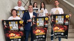 Organizadores de la Festa dos Ovos Rotos con Chourizo con el alcalde de Castro de Rei