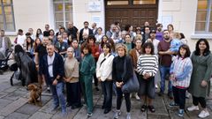 cole.Un grupo de padres de los alumnos del CEIP Cidade Vella, en A Corua