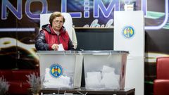 Una mujer vota en las elecciones en Moldavia