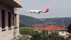 Imagen de archivo de una aeronave sobrevolando viviendas pr�ximas al aeropuerto de Vigo