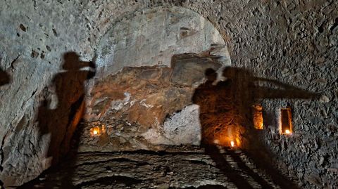 Foto de una de las bodegas excavadas en el monte tomada el pasado s�bado