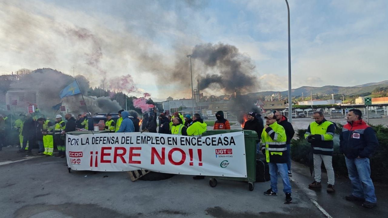 Los trabajadores paralizan la planta de Ence en Navia y bloquean los ...