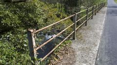 Estado del puente oxidado en la carretera de acceso al faro Touri��n
