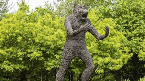 Escultura del V�kner en el cruce de caminos del Marco do Couto, Dumbr�a 