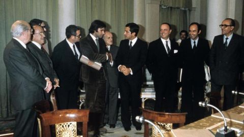 Enrique Tierno Galvn, Santiago Carrillo, Jos Mara Triginer, Joan Raventos, Felipe Gonzlez, Juan Ajuriaguerra, Adolfo Surez, Manuel Fraga, Miguel Roca y Leopoldo Calvo Sotelo, tras la firma de los Pactos de La Moncloa