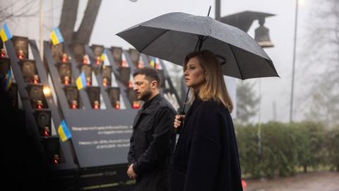 Zelenski y su mujer, en el monumento que recuerda las protestas proeuropeas del 2014, durante los actos del denominado D�a de la Dignidad.