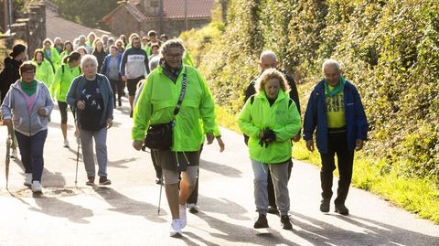 Participantes en la andaina contra el cncer este domingo en Coristanco 