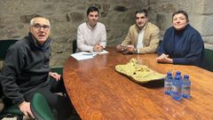 El alfarero de Ni�odaguia, Agust�n V�zquez, con el alcalde de Xunqueira de Espadanedo, Pablo Gra�a, el director de Comercio, Gabriel Al�n y la gerente de la Fundaci�n Artesan�a de Galicia, Elena Fabeiro.