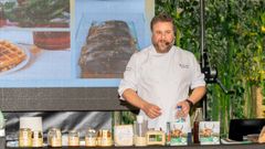 Antonio D�az, durante la demostraci�n culinaria realizada en la Feira do Mel e o Queixo de Goente