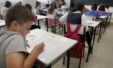 Un alumno del Galaxia, en Ribeira, realiza la pol�mica prueba durante el pasado mes de mayo. 