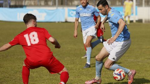�lex Meit�n encara a un jugador del Escair�n durante el partido de este domingo en el Pepe Barrera.