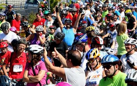 Miles de personas poblaron ayer las calles de Vilanova, entre ciclistas y curiosos.