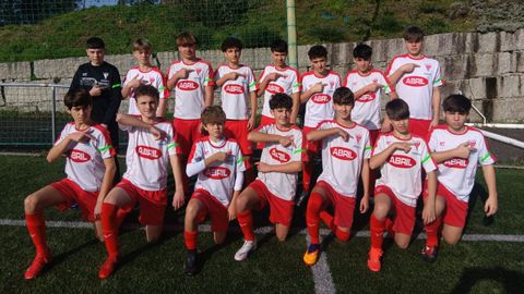 Los jugadores del ED Val Mi�or de Pontevedra con los brazaletes de la AECC

